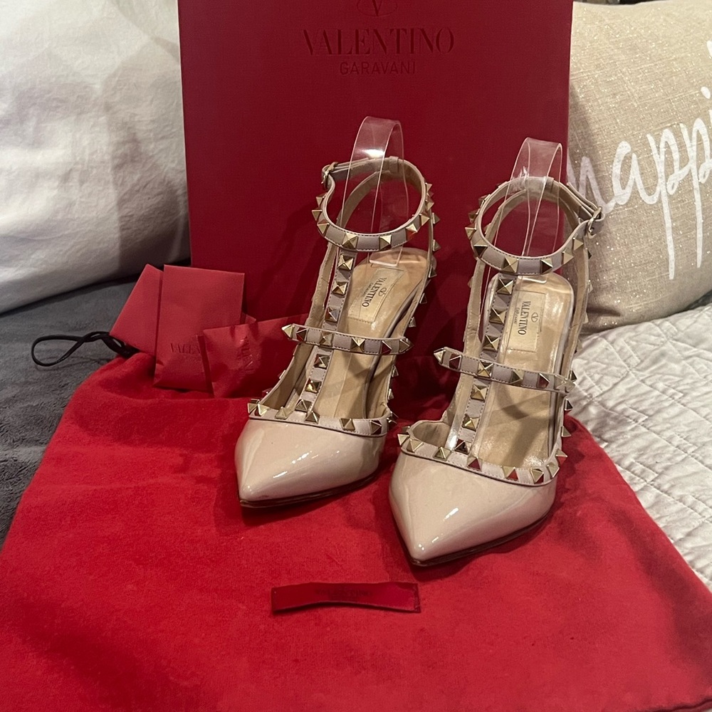 ❤️❤️❤️Valentino Rockstud Patent Heels in Poudre Color❤️❤️❤️